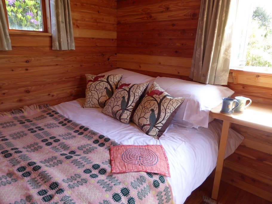 the bed inside the angel shepherds hut at Tremorran in Cornwall